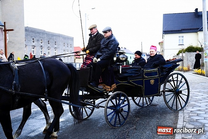 Zdjęcie w galerii na portalu naszraciborz.pl: W Pietrowicach Wielkich procesja szła chwilami w zamieci śnieżnej wiadomości z regionu