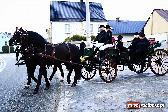 Zdjęcie w galerii na portalu naszraciborz.pl: W Pietrowicach Wielkich procesja szła chwilami w zamieci śnieżnej wiadomości z regionu