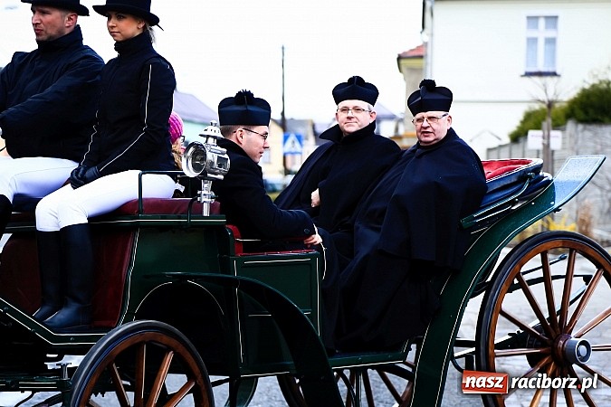 Zdjęcie w galerii na portalu naszraciborz.pl: W Pietrowicach Wielkich procesja szła chwilami w zamieci śnieżnej wiadomości z regionu