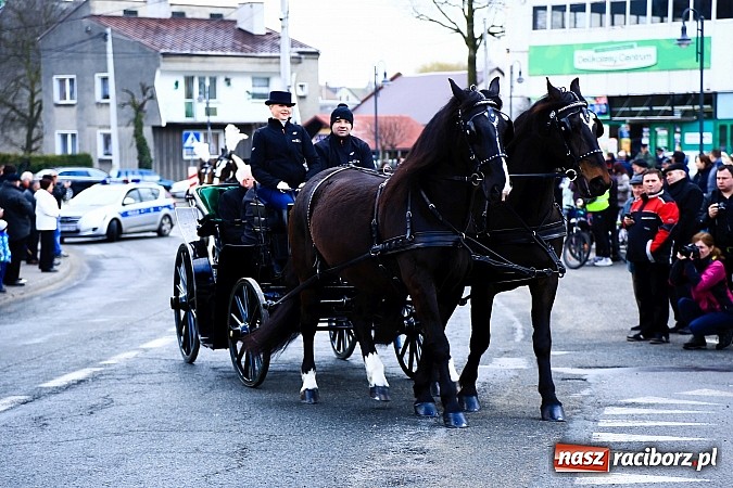 Zdjęcie w galerii na portalu naszraciborz.pl: W Pietrowicach Wielkich procesja szła chwilami w zamieci śnieżnej wiadomości z regionu