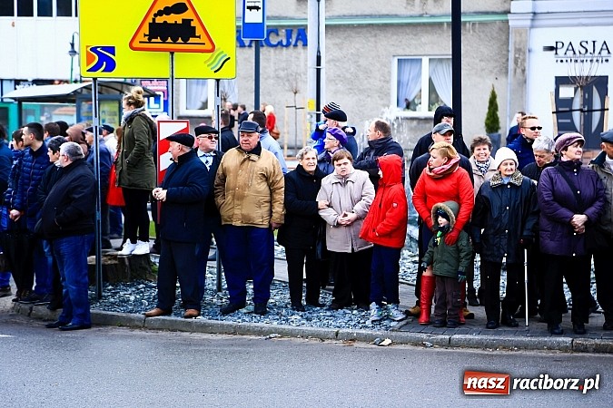 Zdjęcie w galerii na portalu naszraciborz.pl: W Pietrowicach Wielkich procesja szła chwilami w zamieci śnieżnej wiadomości z regionu