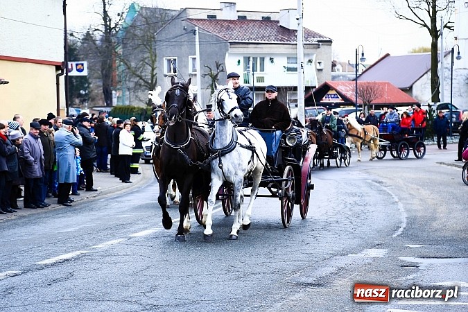 Zdjęcie w galerii na portalu naszraciborz.pl: W Pietrowicach Wielkich procesja szła chwilami w zamieci śnieżnej wiadomości z regionu