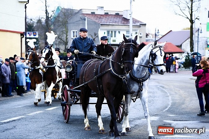Zdjęcie w galerii na portalu naszraciborz.pl: W Pietrowicach Wielkich procesja szła chwilami w zamieci śnieżnej wiadomości z regionu