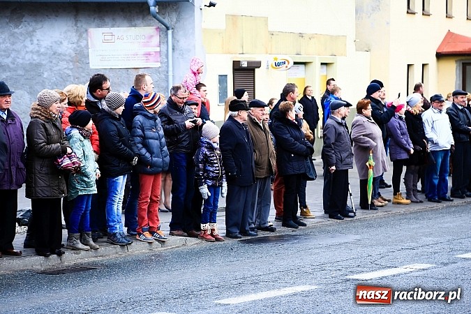 Zdjęcie w galerii na portalu naszraciborz.pl: W Pietrowicach Wielkich procesja szła chwilami w zamieci śnieżnej wiadomości z regionu