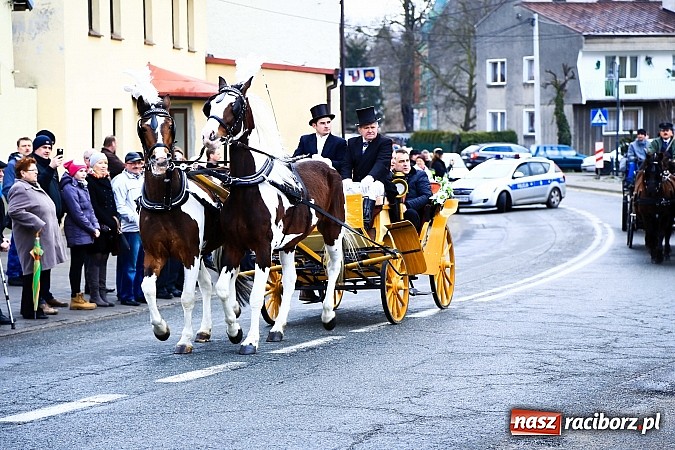 Zdjęcie w galerii na portalu naszraciborz.pl: W Pietrowicach Wielkich procesja szła chwilami w zamieci śnieżnej wiadomości z regionu