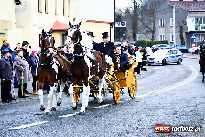 Zdjęcie w galerii na portalu naszraciborz.pl: W Pietrowicach Wielkich procesja szła chwilami w zamieci śnieżnej wiadomości z regionu