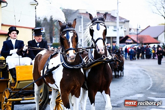 Zdjęcie w galerii na portalu naszraciborz.pl: W Pietrowicach Wielkich procesja szła chwilami w zamieci śnieżnej wiadomości z regionu