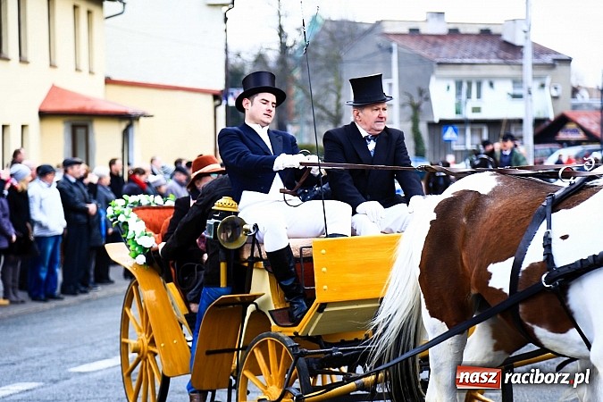 Zdjęcie w galerii na portalu naszraciborz.pl: W Pietrowicach Wielkich procesja szła chwilami w zamieci śnieżnej wiadomości z regionu