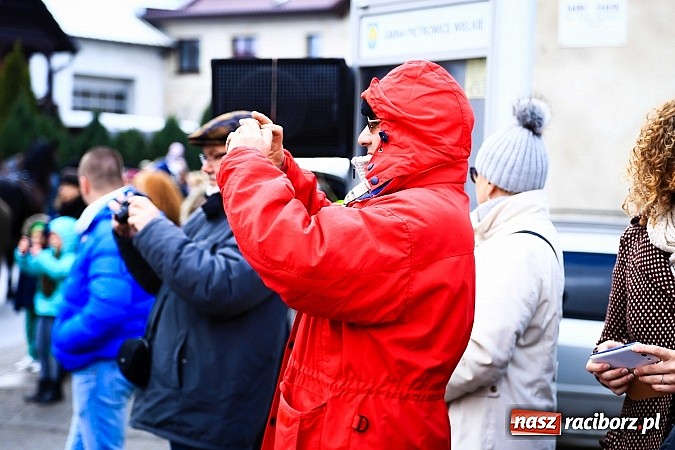 Zdjęcie w galerii na portalu naszraciborz.pl: W Pietrowicach Wielkich procesja szła chwilami w zamieci śnieżnej wiadomości z regionu