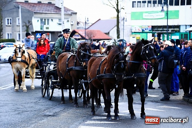 Zdjęcie w galerii na portalu naszraciborz.pl: W Pietrowicach Wielkich procesja szła chwilami w zamieci śnieżnej wiadomości z regionu