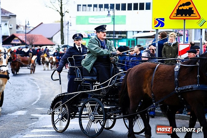 Zdjęcie w galerii na portalu naszraciborz.pl: W Pietrowicach Wielkich procesja szła chwilami w zamieci śnieżnej wiadomości z regionu