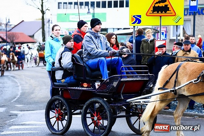Zdjęcie w galerii na portalu naszraciborz.pl: W Pietrowicach Wielkich procesja szła chwilami w zamieci śnieżnej wiadomości z regionu