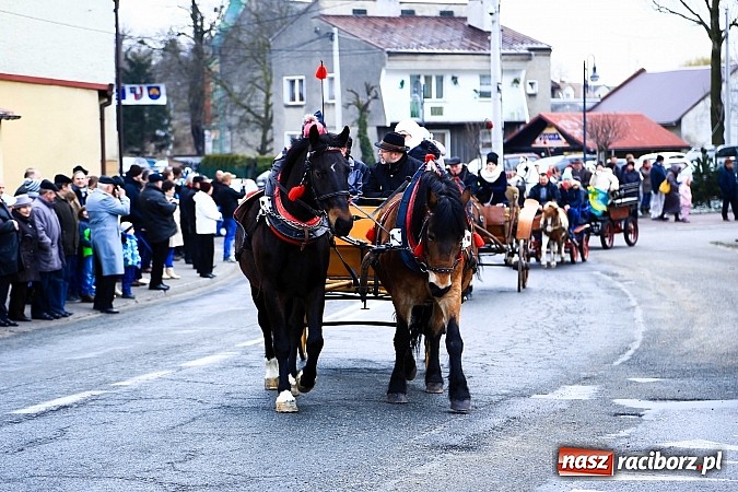 Zdjęcie w galerii na portalu naszraciborz.pl: W Pietrowicach Wielkich procesja szła chwilami w zamieci śnieżnej wiadomości z regionu