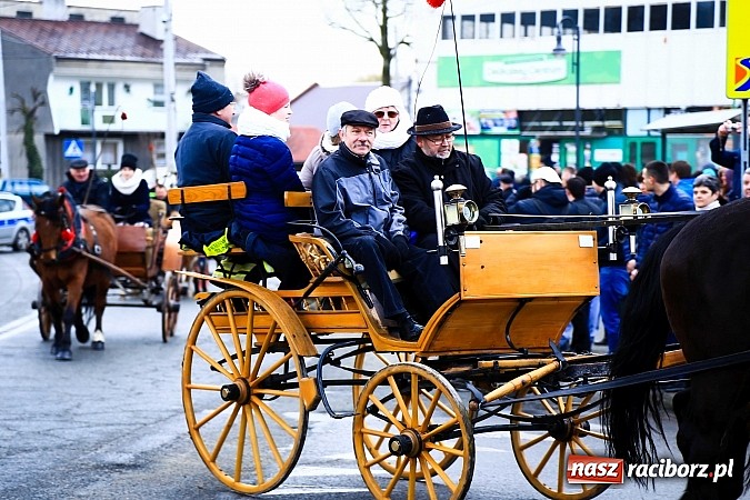 Zdjęcie w galerii na portalu naszraciborz.pl: W Pietrowicach Wielkich procesja szła chwilami w zamieci śnieżnej wiadomości z regionu