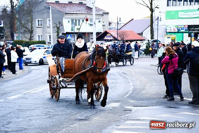 Zdjęcie w galerii na portalu naszraciborz.pl: W Pietrowicach Wielkich procesja szła chwilami w zamieci śnieżnej wiadomości z regionu