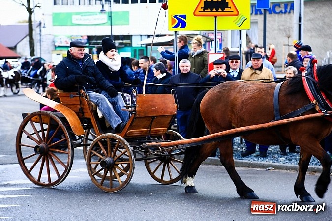 Zdjęcie w galerii na portalu naszraciborz.pl: W Pietrowicach Wielkich procesja szła chwilami w zamieci śnieżnej wiadomości z regionu