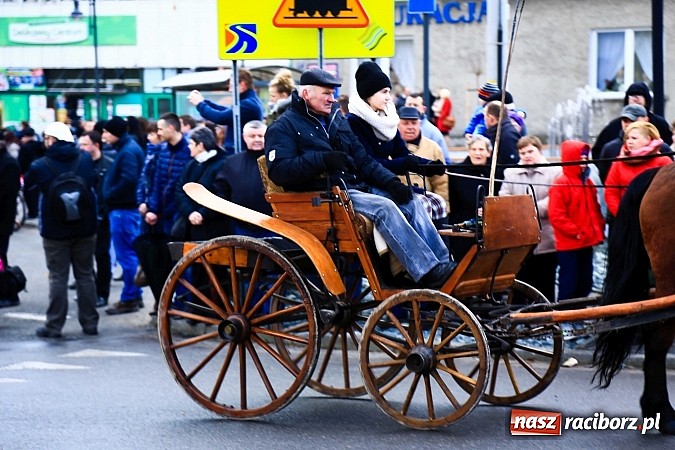 Zdjęcie w galerii na portalu naszraciborz.pl: W Pietrowicach Wielkich procesja szła chwilami w zamieci śnieżnej wiadomości z regionu