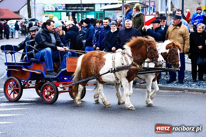 Zdjęcie w galerii na portalu naszraciborz.pl: W Pietrowicach Wielkich procesja szła chwilami w zamieci śnieżnej wiadomości z regionu