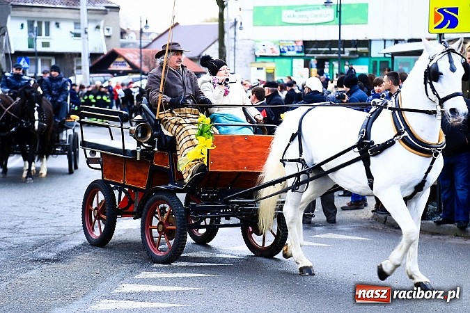 Zdjęcie w galerii na portalu naszraciborz.pl: W Pietrowicach Wielkich procesja szła chwilami w zamieci śnieżnej wiadomości z regionu