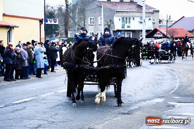 Zdjęcie w galerii na portalu naszraciborz.pl: W Pietrowicach Wielkich procesja szła chwilami w zamieci śnieżnej wiadomości z regionu