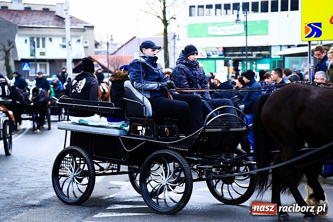 Zdjęcie w galerii na portalu naszraciborz.pl: W Pietrowicach Wielkich procesja szła chwilami w zamieci śnieżnej wiadomości z regionu