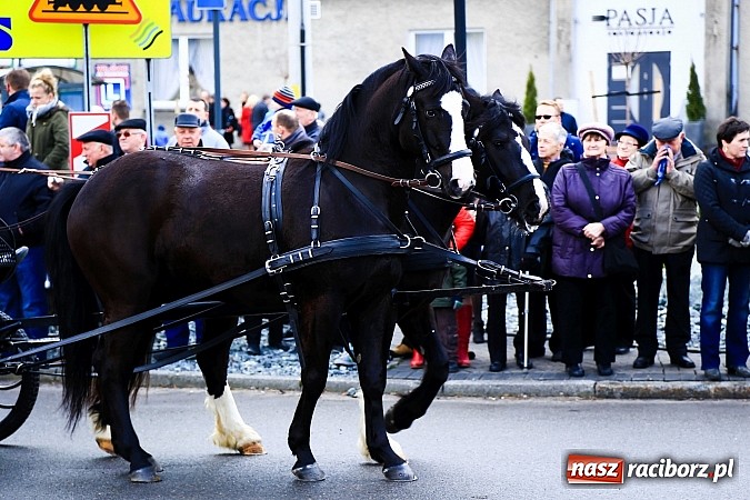 Zdjęcie w galerii na portalu naszraciborz.pl: W Pietrowicach Wielkich procesja szła chwilami w zamieci śnieżnej wiadomości z regionu