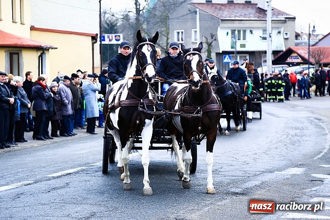 Zdjęcie w galerii na portalu naszraciborz.pl: W Pietrowicach Wielkich procesja szła chwilami w zamieci śnieżnej wiadomości z regionu