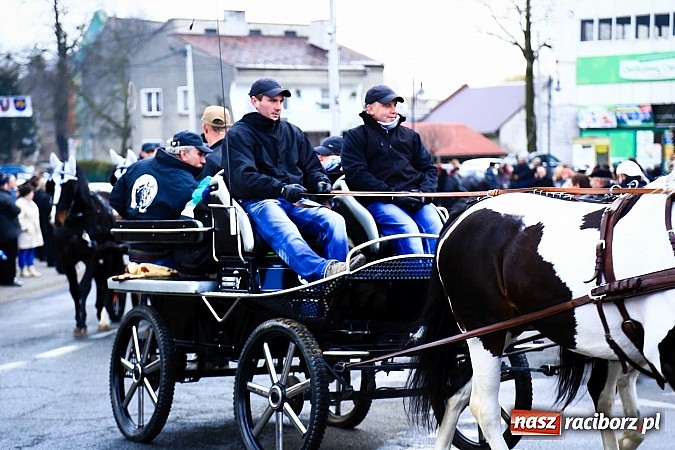 Zdjęcie w galerii na portalu naszraciborz.pl: W Pietrowicach Wielkich procesja szła chwilami w zamieci śnieżnej wiadomości z regionu