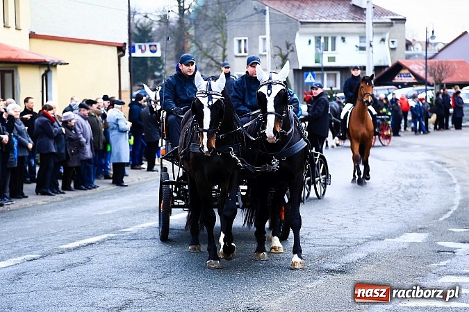 Zdjęcie w galerii na portalu naszraciborz.pl: W Pietrowicach Wielkich procesja szła chwilami w zamieci śnieżnej wiadomości z regionu