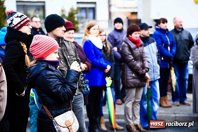 Zdjęcie w galerii na portalu naszraciborz.pl: W Pietrowicach Wielkich procesja szła chwilami w zamieci śnieżnej wiadomości z regionu
