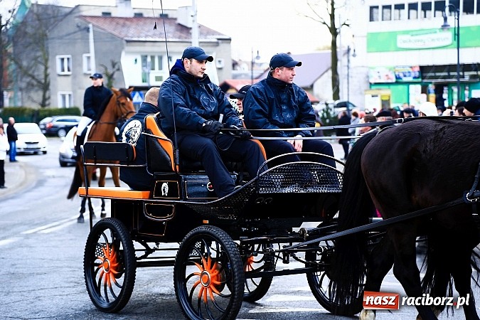 Zdjęcie w galerii na portalu naszraciborz.pl: W Pietrowicach Wielkich procesja szła chwilami w zamieci śnieżnej wiadomości z regionu
