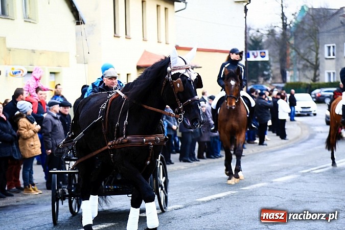 Zdjęcie w galerii na portalu naszraciborz.pl: W Pietrowicach Wielkich procesja szła chwilami w zamieci śnieżnej wiadomości z regionu