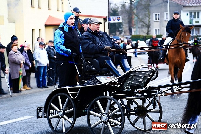 Zdjęcie w galerii na portalu naszraciborz.pl: W Pietrowicach Wielkich procesja szła chwilami w zamieci śnieżnej wiadomości z regionu