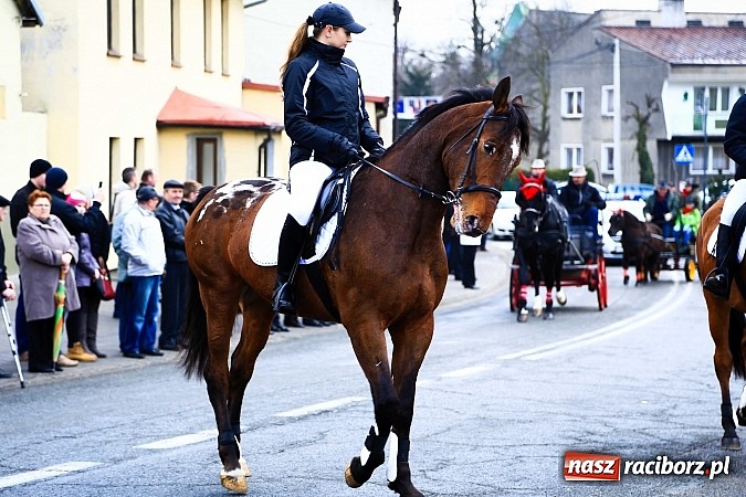 Zdjęcie w galerii na portalu naszraciborz.pl: W Pietrowicach Wielkich procesja szła chwilami w zamieci śnieżnej wiadomości z regionu