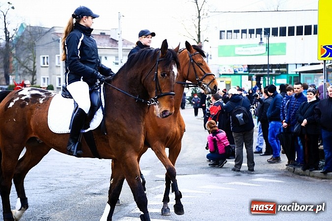 Zdjęcie w galerii na portalu naszraciborz.pl: W Pietrowicach Wielkich procesja szła chwilami w zamieci śnieżnej wiadomości z regionu