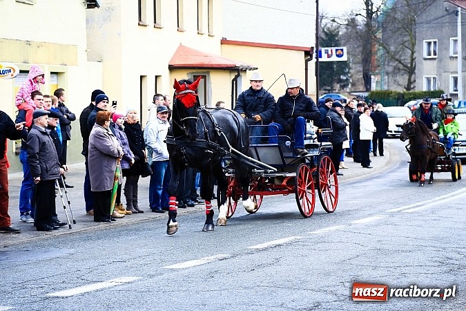 Zdjęcie w galerii na portalu naszraciborz.pl: W Pietrowicach Wielkich procesja szła chwilami w zamieci śnieżnej wiadomości z regionu