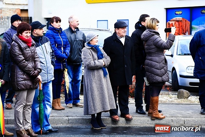 Zdjęcie w galerii na portalu naszraciborz.pl: W Pietrowicach Wielkich procesja szła chwilami w zamieci śnieżnej wiadomości z regionu