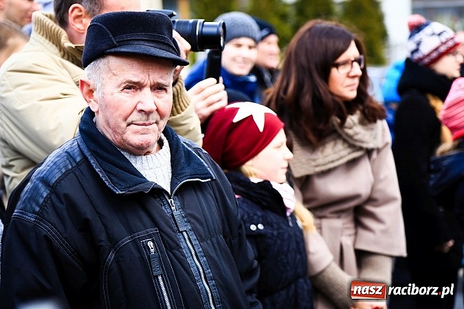 Zdjęcie w galerii na portalu naszraciborz.pl: W Pietrowicach Wielkich procesja szła chwilami w zamieci śnieżnej wiadomości z regionu