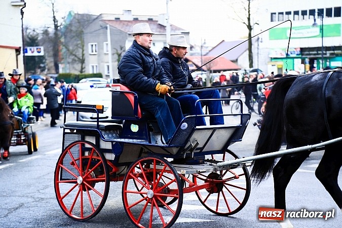 Zdjęcie w galerii na portalu naszraciborz.pl: W Pietrowicach Wielkich procesja szła chwilami w zamieci śnieżnej wiadomości z regionu