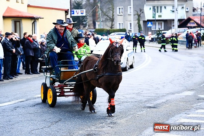 Zdjęcie w galerii na portalu naszraciborz.pl: W Pietrowicach Wielkich procesja szła chwilami w zamieci śnieżnej wiadomości z regionu