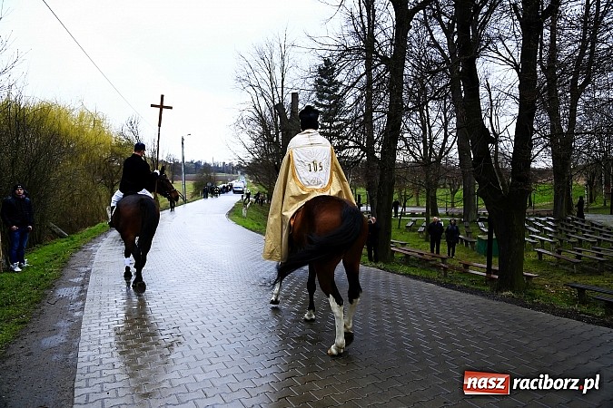 Zdjęcie w galerii na portalu naszraciborz.pl: W Pietrowicach Wielkich procesja szła chwilami w zamieci śnieżnej wiadomości z regionu