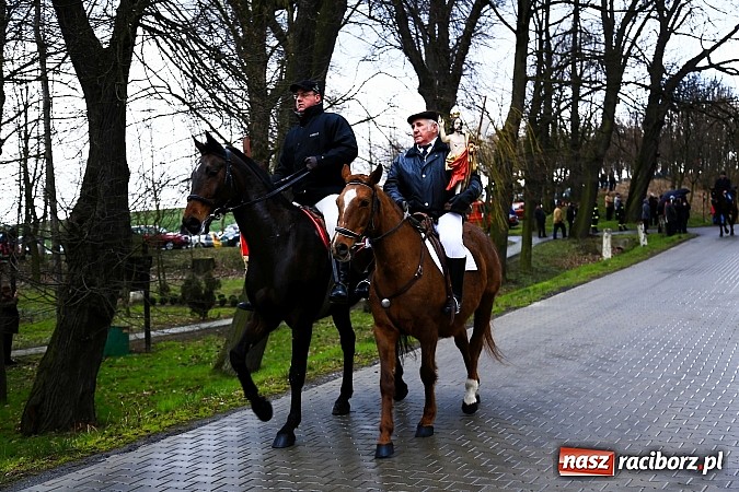 Zdjęcie w galerii na portalu naszraciborz.pl: W Pietrowicach Wielkich procesja szła chwilami w zamieci śnieżnej wiadomości z regionu