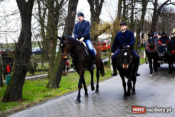 Zdjęcie w galerii na portalu naszraciborz.pl: W Pietrowicach Wielkich procesja szła chwilami w zamieci śnieżnej wiadomości z regionu