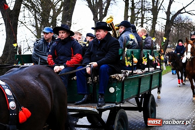 Zdjęcie w galerii na portalu naszraciborz.pl: W Pietrowicach Wielkich procesja szła chwilami w zamieci śnieżnej wiadomości z regionu