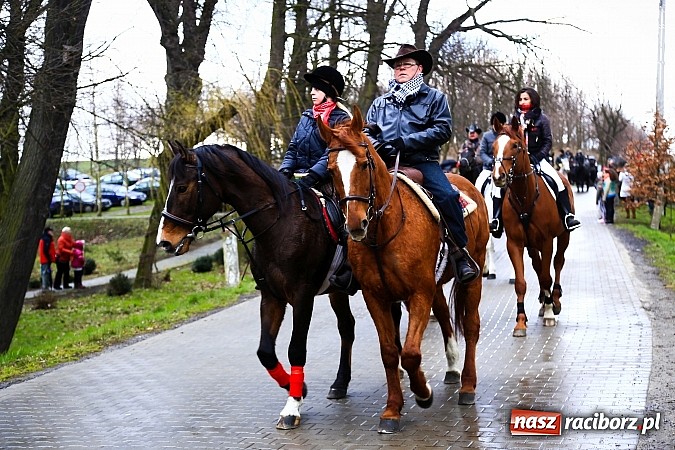 Zdjęcie w galerii na portalu naszraciborz.pl: W Pietrowicach Wielkich procesja szła chwilami w zamieci śnieżnej wiadomości z regionu