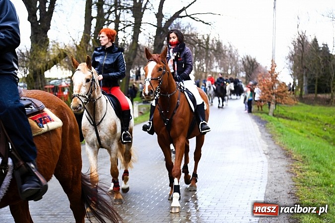 Zdjęcie w galerii na portalu naszraciborz.pl: W Pietrowicach Wielkich procesja szła chwilami w zamieci śnieżnej wiadomości z regionu