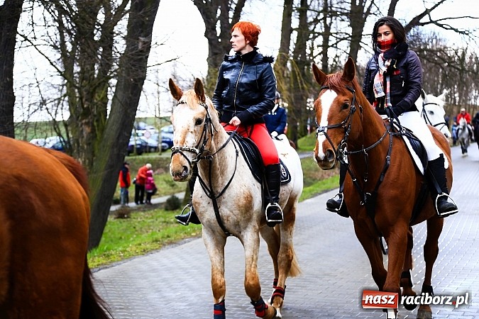 Zdjęcie w galerii na portalu naszraciborz.pl: W Pietrowicach Wielkich procesja szła chwilami w zamieci śnieżnej wiadomości z regionu