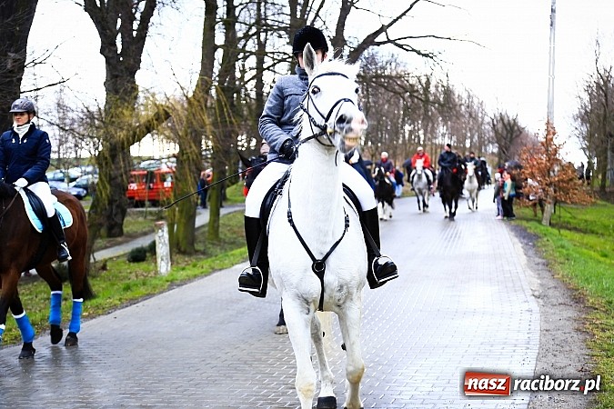 Zdjęcie w galerii na portalu naszraciborz.pl: W Pietrowicach Wielkich procesja szła chwilami w zamieci śnieżnej wiadomości z regionu