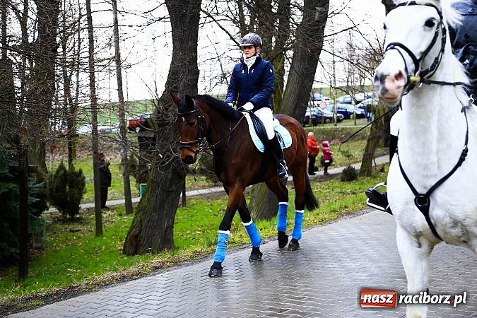 Zdjęcie w galerii na portalu naszraciborz.pl: W Pietrowicach Wielkich procesja szła chwilami w zamieci śnieżnej wiadomości z regionu