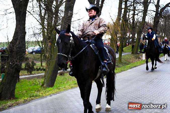 Zdjęcie w galerii na portalu naszraciborz.pl: W Pietrowicach Wielkich procesja szła chwilami w zamieci śnieżnej wiadomości z regionu
